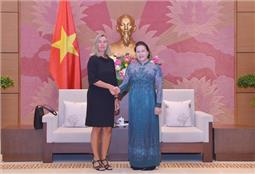 Chủ tịch Quốc hội Nguyễn Thị Kim Ngân tiếp Phó chủ tịch Ủy ban châu Âu